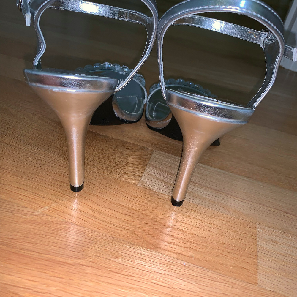 FIONI Clothing Silver Metallic Crystal Strap Heels - Picture 3 of 5